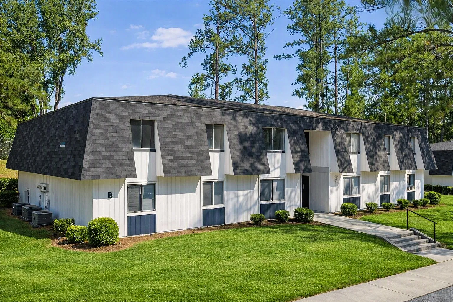Richmond Hills Apartments — Photo 2
