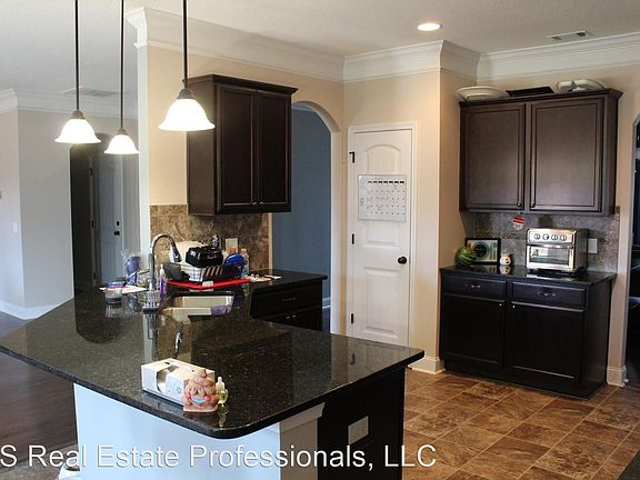 3rd image of 100 Greenbriar St NE