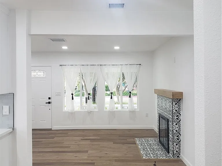 18736 Hart St — Photo 6