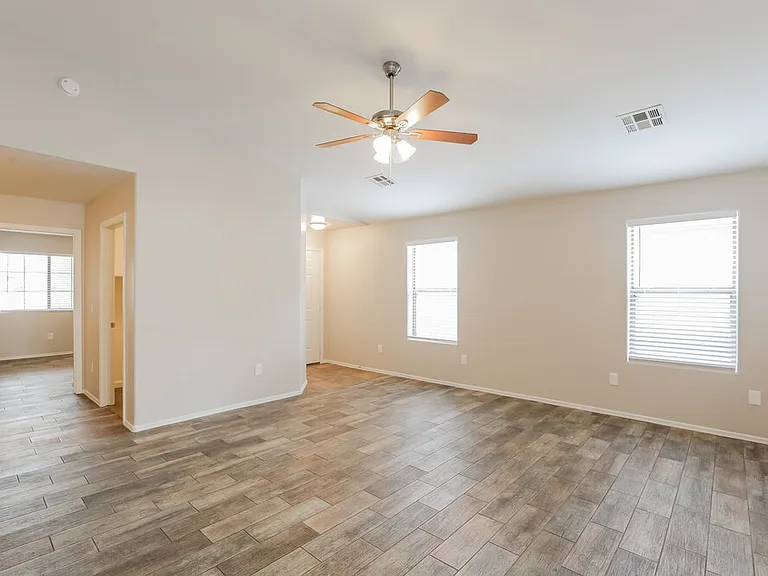 1114 E Fraktur Rd — Photo 3