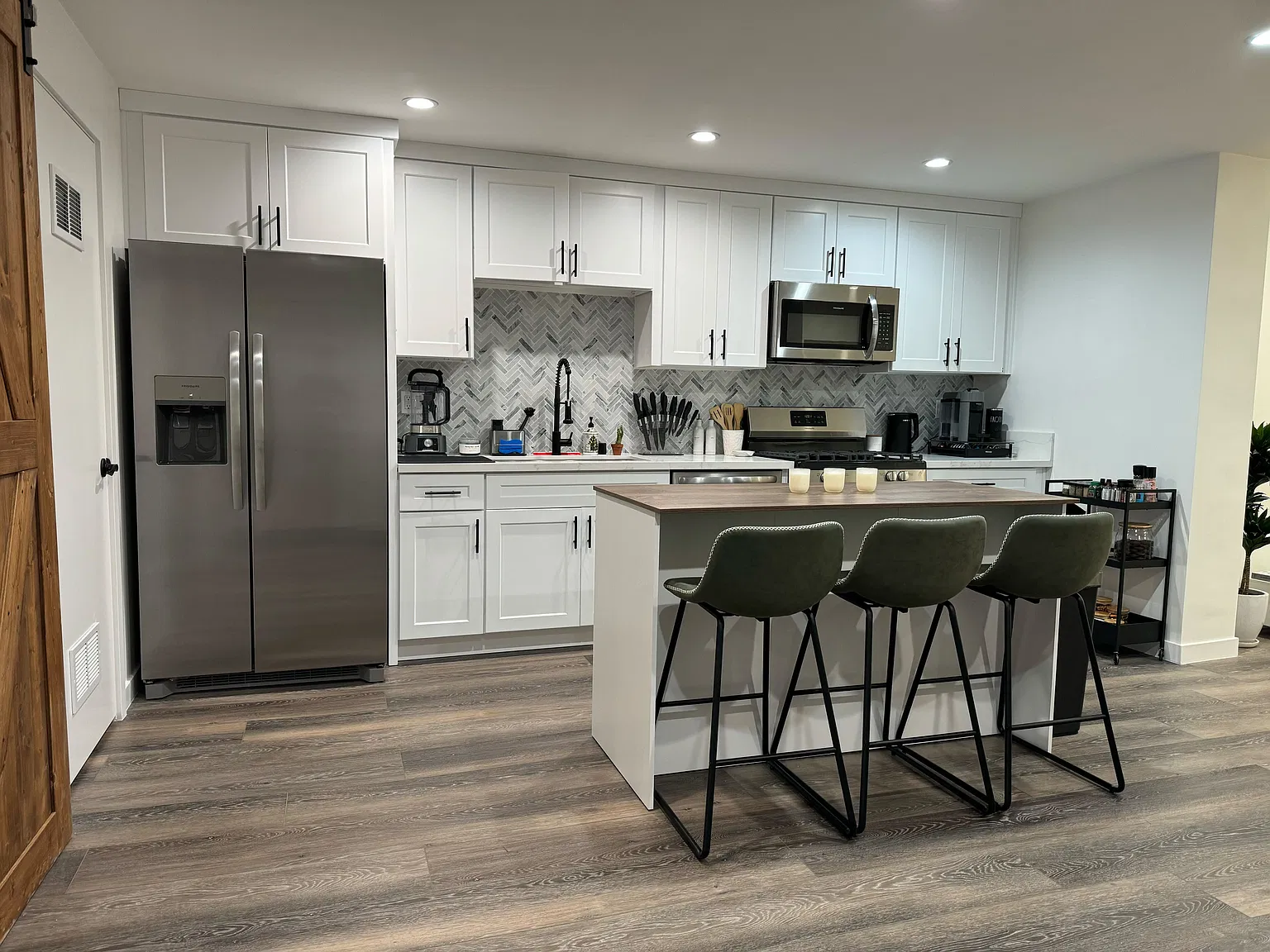 1 bed, 800 sqft, $2,400 — Photo 2