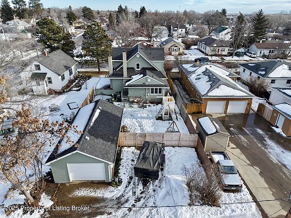 3rd image of 137 8th Ave W