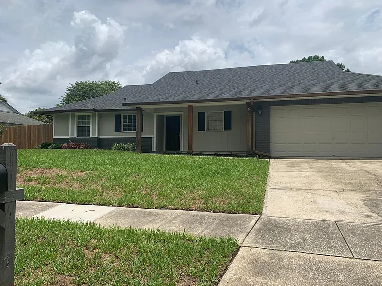 7674 Glenmoor Ln — Photo 2