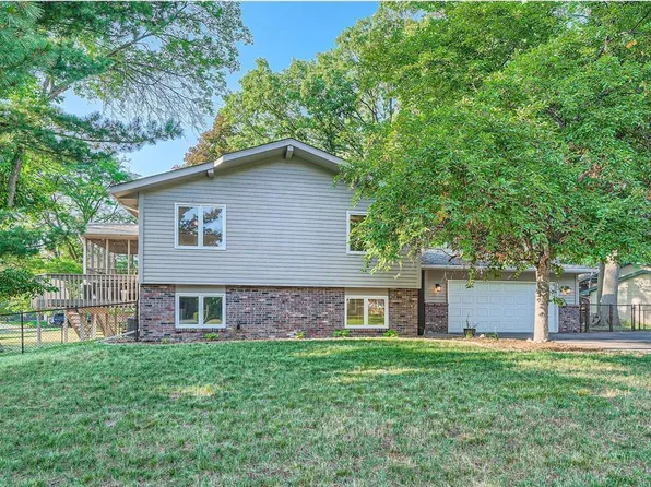 3979 Woodview Dr, Vadnais Heights, MN 55127