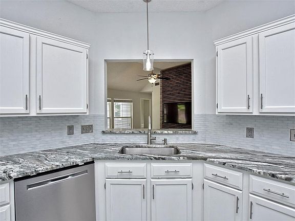 5th image of 400 Oakcrest Dr