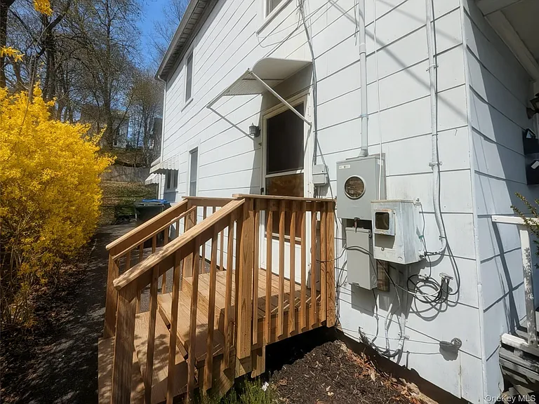 84 Orange Ave — Photo 3