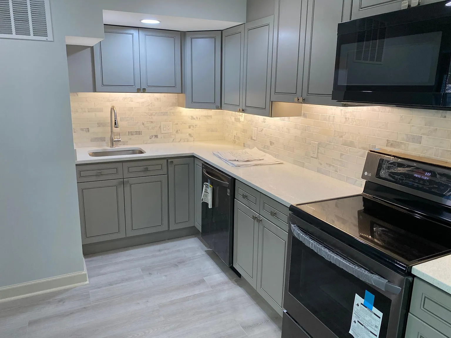 1 bed, 918 sqft, $2,750 — Photo 3