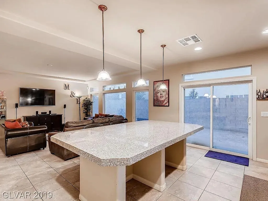 4 bed, 3.5 bath, 2644 sqft, $750 — Photo 2