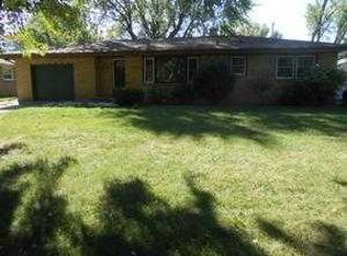 560 Eloise Dr, Benton Harbor, MI 49022