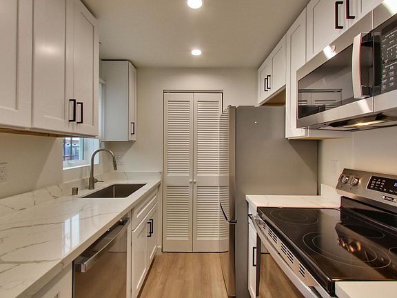 2nd image of 1301-1361 La Playa St #B