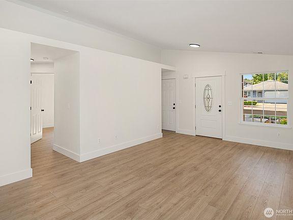 4th image of 4315 150th Street NE