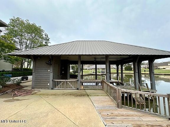 5th image of 103 Glenwood Bnd