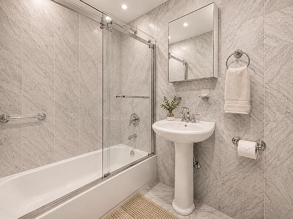 4th image of 1007 Lexington Ave APT 1F
