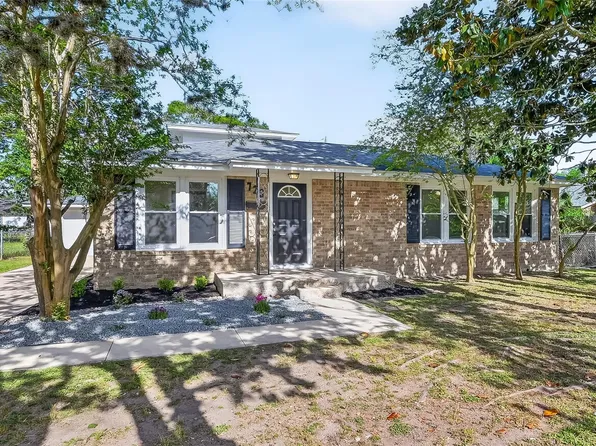 729 Loggins Dr, West Columbia, TX 77486