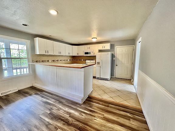 2nd image of 213 Circle Dr