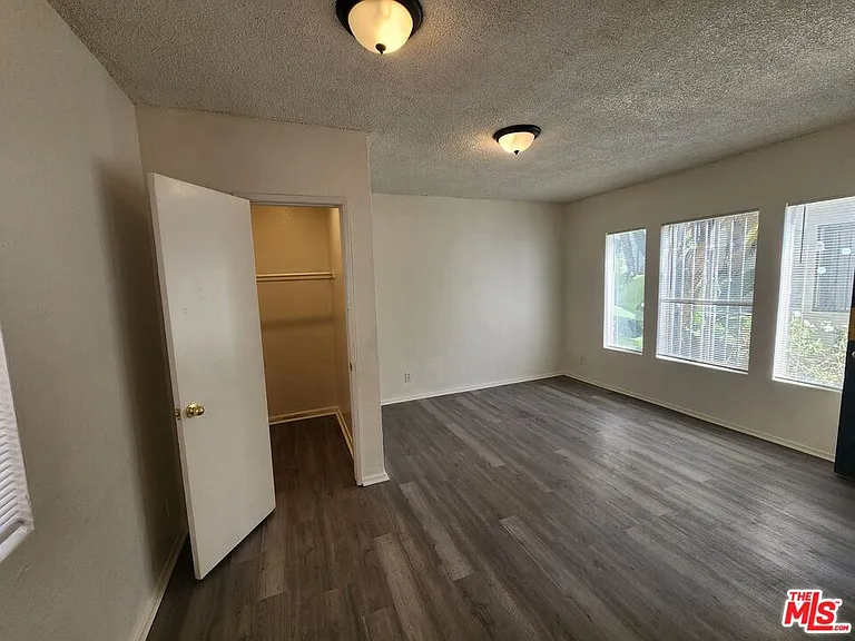 534 W 47th St #5 — Photo 4