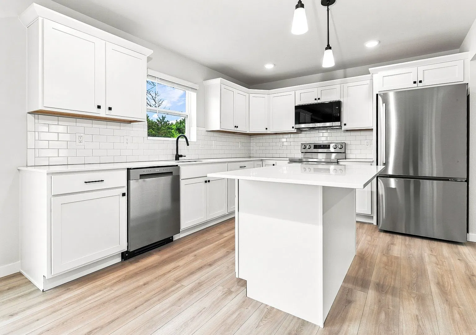 1 Month FREE Rent! Applied to Your First Full Month. Terms & Conditions Apply. — Photo 2