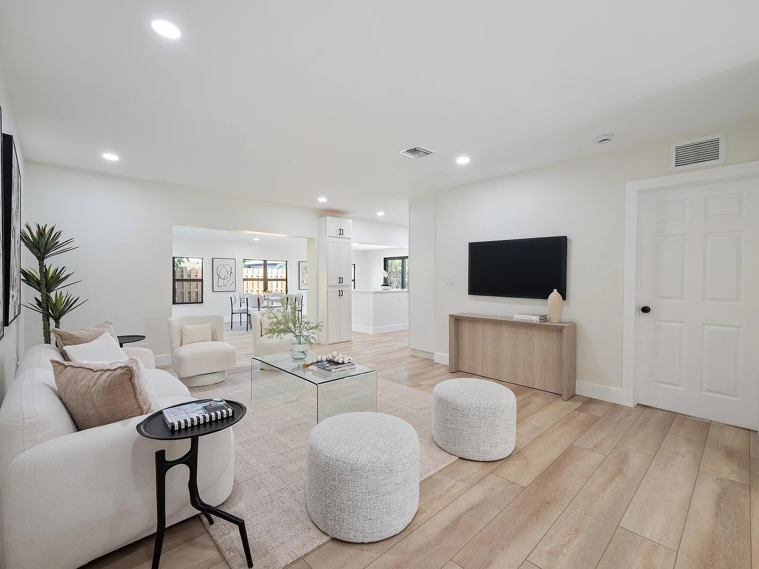 4 bed, 3.0 bath, 1763 sqft, $4,000 — Photo 3