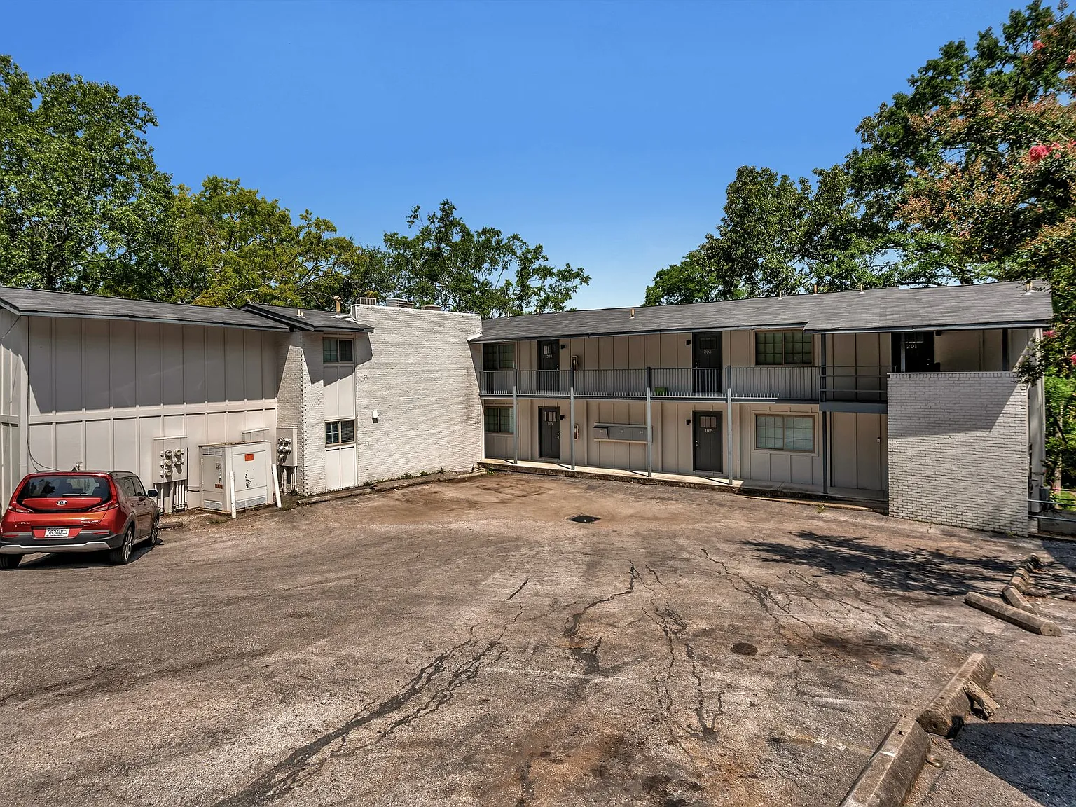 Towncrest Apartments — Photo 2