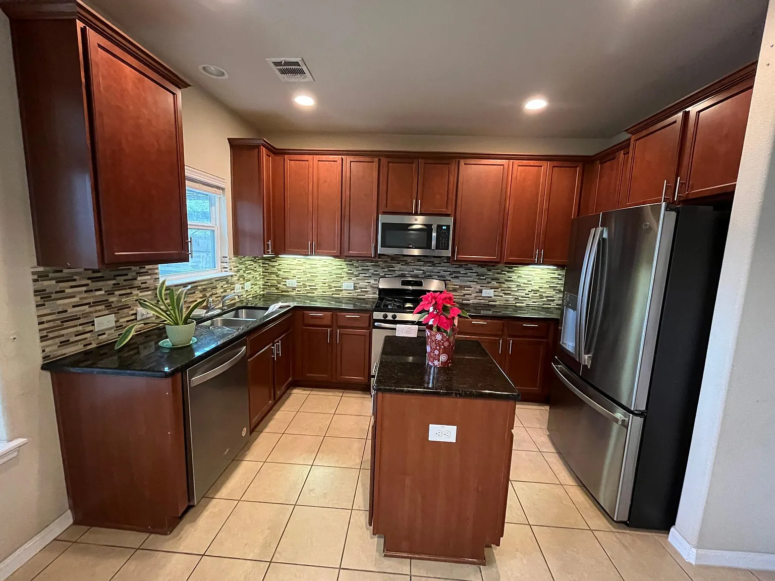 3 bed, 1906 sqft, $2,400 — Photo 4