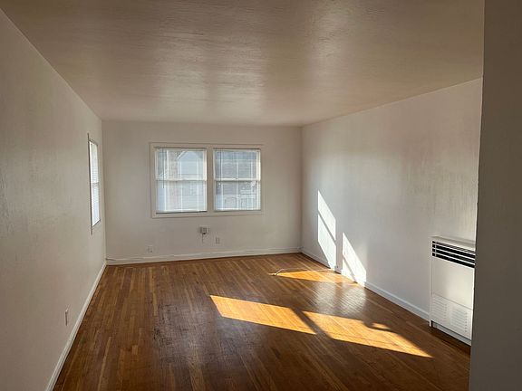 4th image of 400 33rd St #402