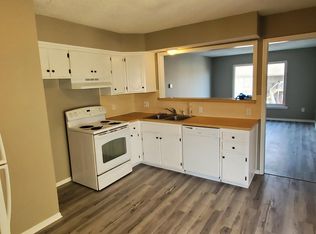 904 S Edgebrook Ln #B, Olathe, KS 66061