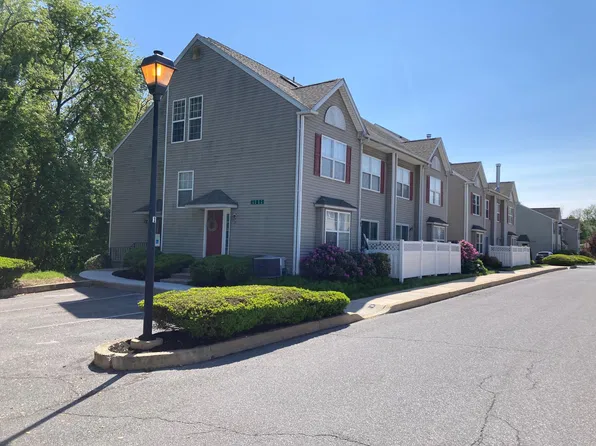 1 Horseshoe Dr, Douglassville, PA 19518