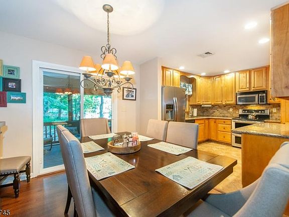 5th image of 10 Sherwood Forest Dr