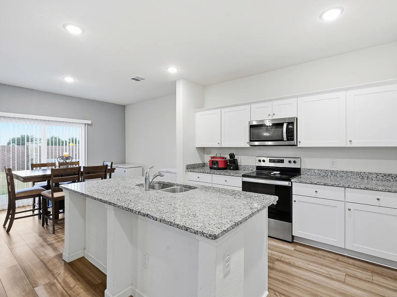 4 bed, 2.5 bath, 2422 sqft, $2,600 — Photo 4