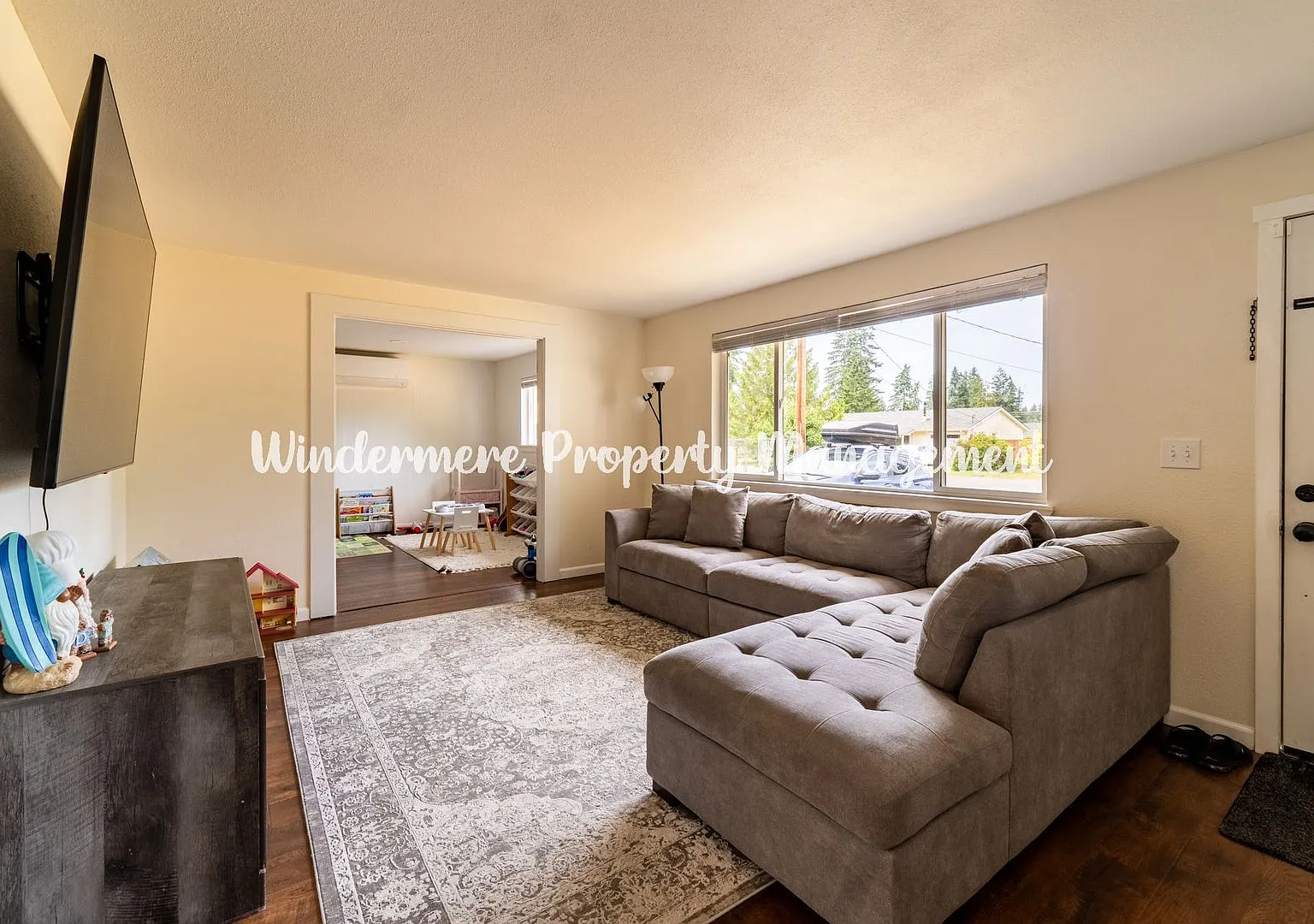 Bright and cheery 3 bed rambler on large fully fenced lot — Photo 3