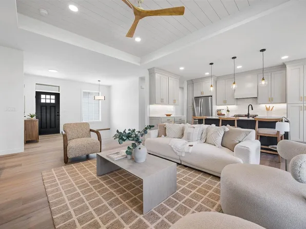 1270 Osage Ln, North Liberty, IA 52317