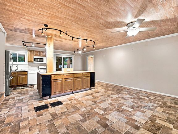 5th image of 415 Maple Dr