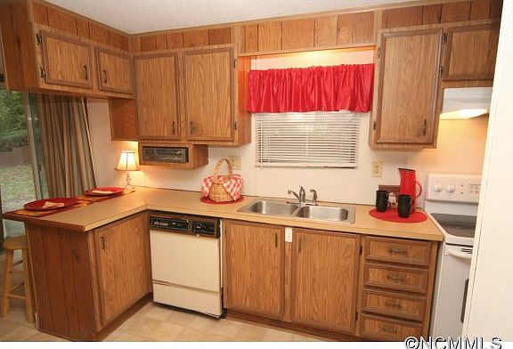 4th image of 28 Woodscape Dr