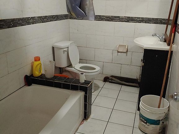 4th image of 15 E 198th St #Basement