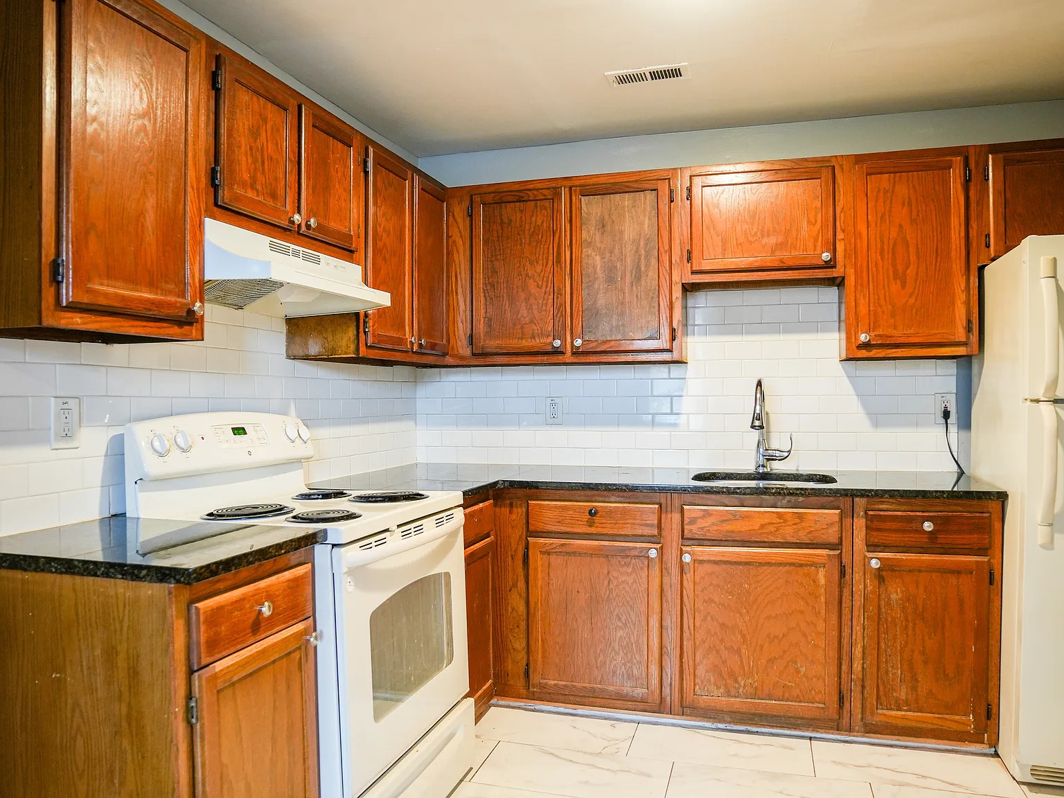 2419 Greenmount Ave — Photo 2