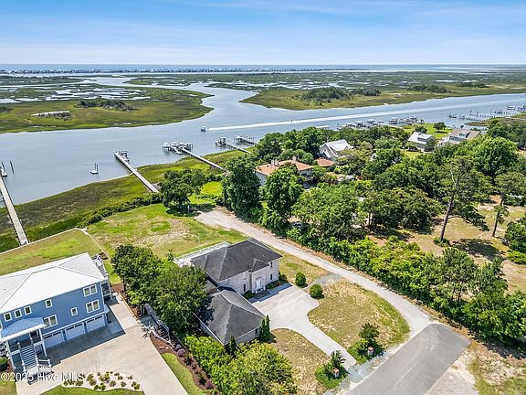 2 min walk to your neighborhood private dock. Launch your boat and pick up the family