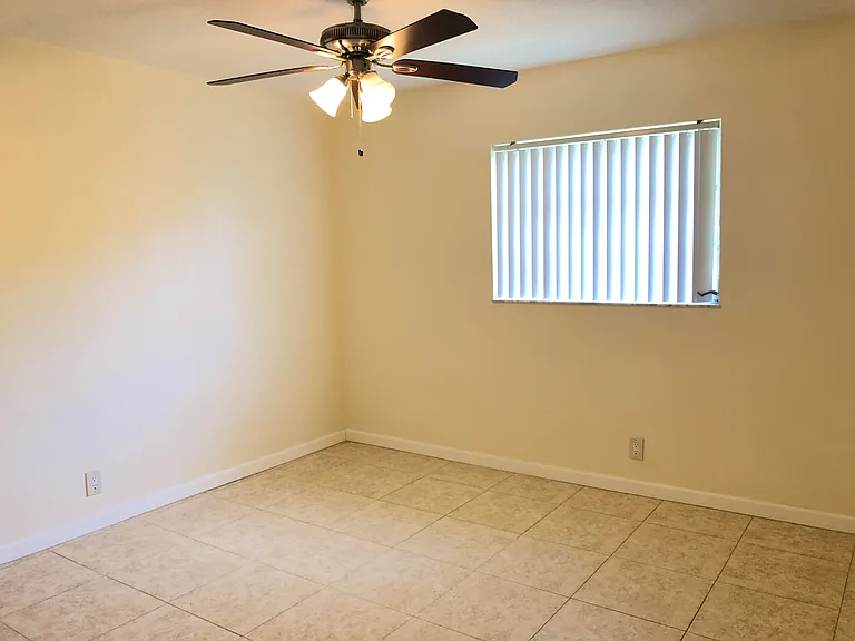 5811 NE 14th Rd #4 — Photo 9
