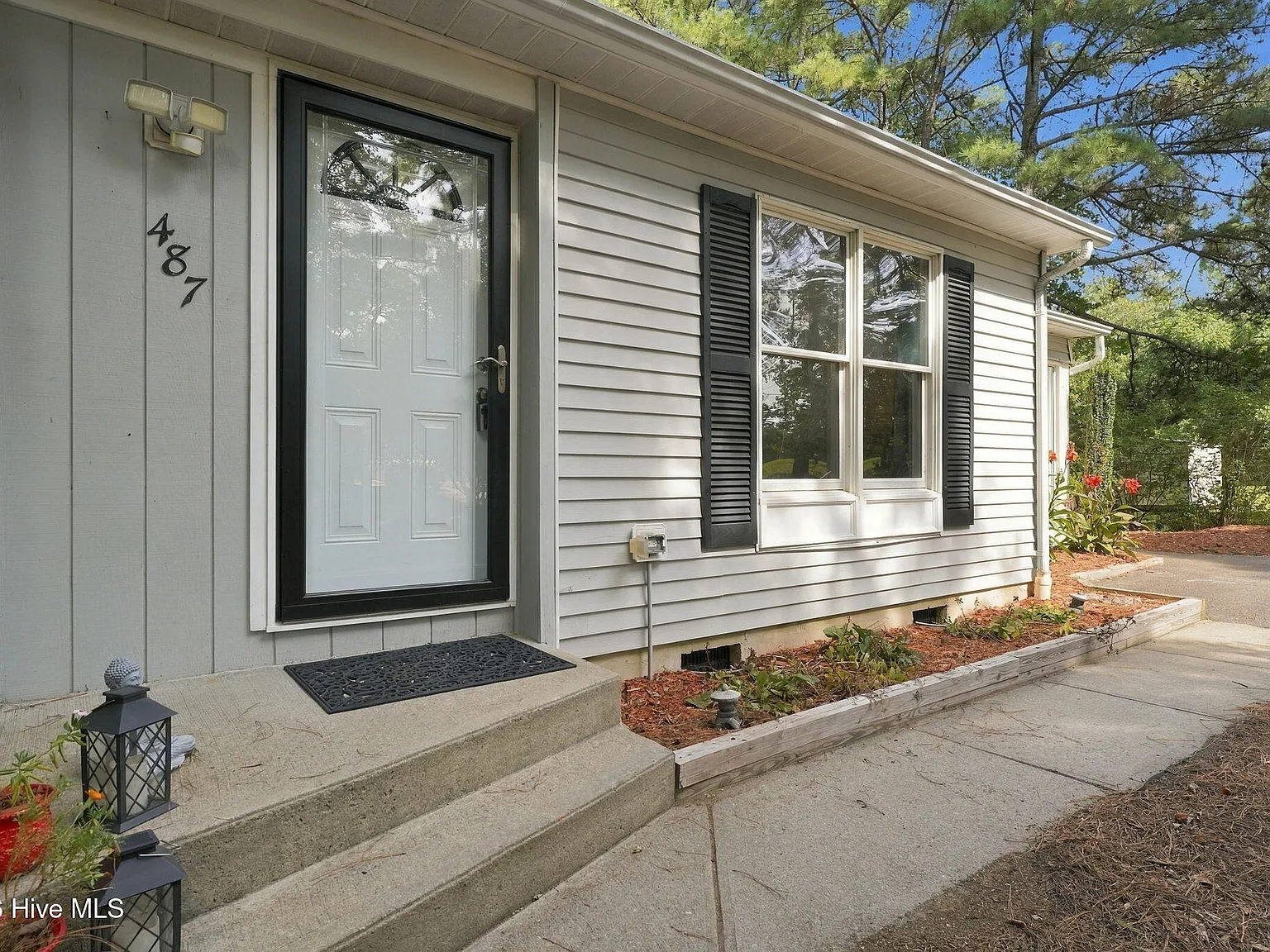 3 bed, 2.0 bath, 1300 sqft, $1,900 — Photo 2