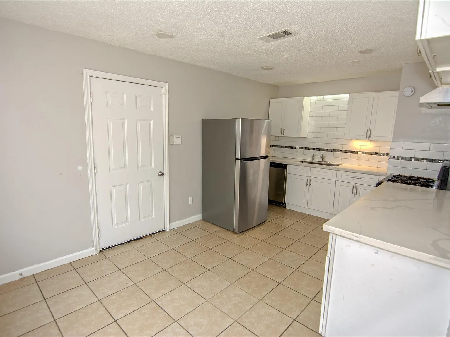 3 bed, 1.0 bath, 962 sqft, $1,300 — Photo 2