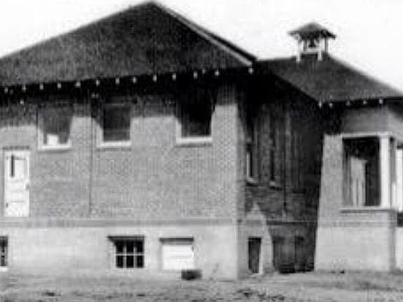 3rd image of 46064 Schoolhouse Rd