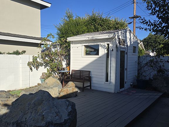 3rd image of 6751 Laurelhurst Dr