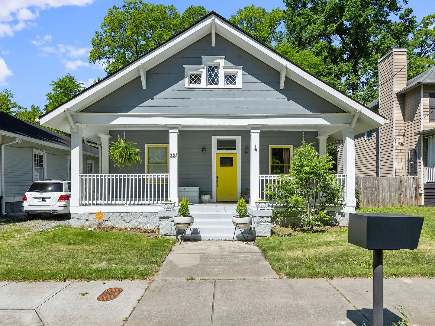 Newly renovated & furnished 3 BR in West End — Photo 2