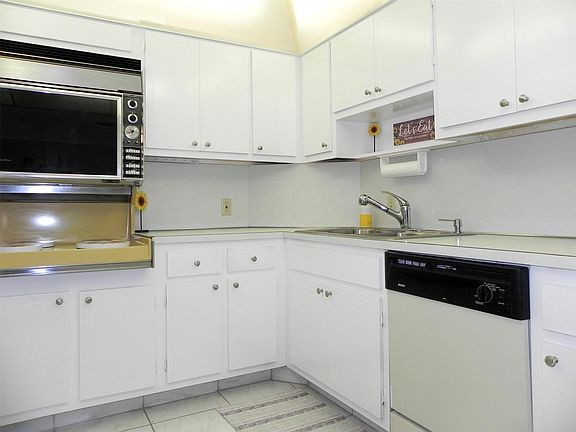 4th image of 4330 Hillcrest Drive #402