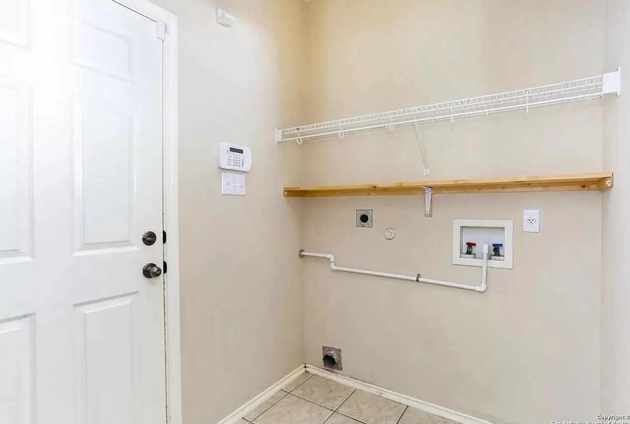 4 bed, 1883 sqft, $1,799 — Photo 1