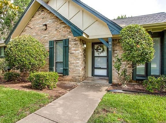 3rd image of 906 Clint Smith Dr