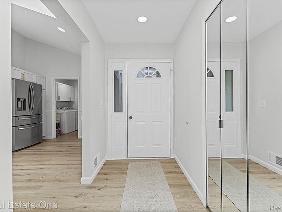 3rd image of 33925 Oakwood Dr