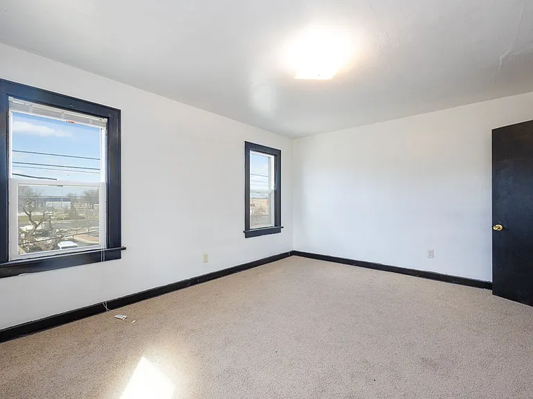 223-225 W Trail St — Photo 27