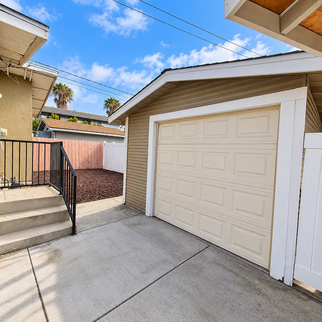 Spacious 3 Bedroom, 2 Bathroom Home with Garage & Private Yard! — Photo 3