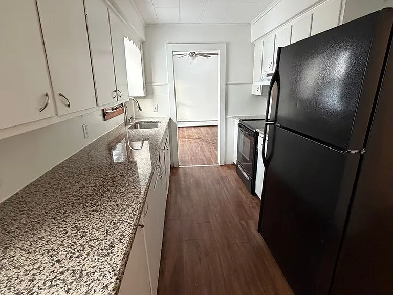 1817 Dickson Ave — Photo 6