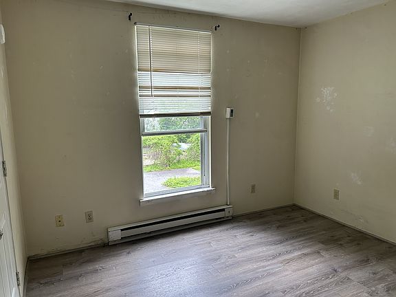 4th image of 386 Reynolds Ave #386